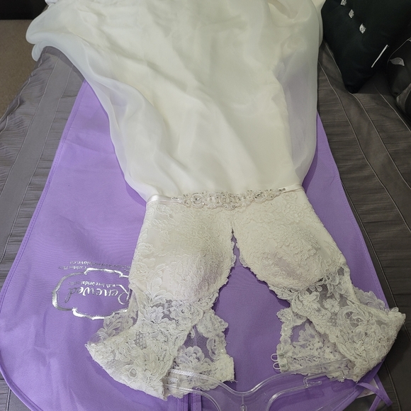 Wedding dress - Picture 2 of 7